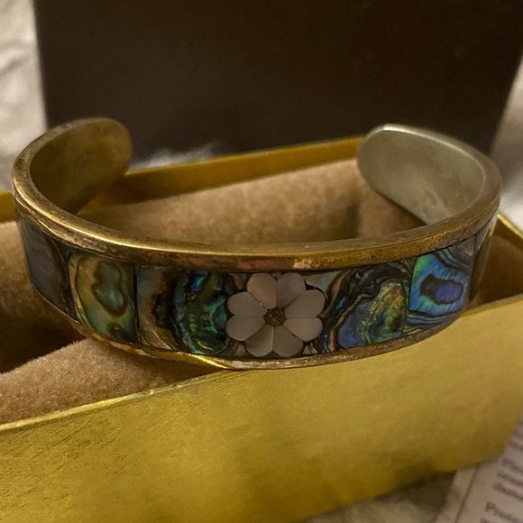 Vintage 70s Alia Abalone and Silver Bracelet with mother of pearl flower - Picture 4 of 14